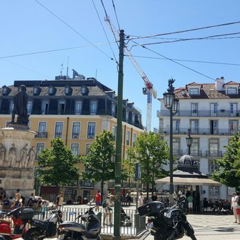 Praça Luís de Camões - The plaza. - Public Plazas Near Me - Lisbon, 11