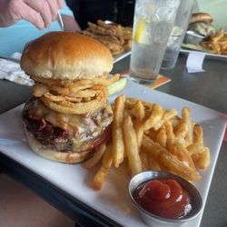 Three Monkeys Pub - Bacon Jam Burger