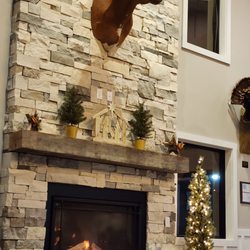 Du Kum Inn Restaurant - Real fireplace