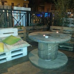 Blue Beef - Divani&tavoli in legno grezzo con cuscini&copertine per riscaldarsi. Ambiente essenziale ed accogliente.