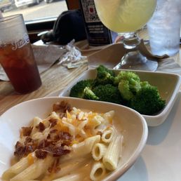 Mac & Cheese, Broccoli & Peach Sangria Mac & Cheese, Broccoli & Peach Sangria