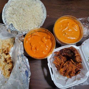 Namaste Chicago - Garlic naan (no cilantro), chicken makahni, chicken tikka masala, veggie pakoda - Indian Near Me - Chicago, Illinois