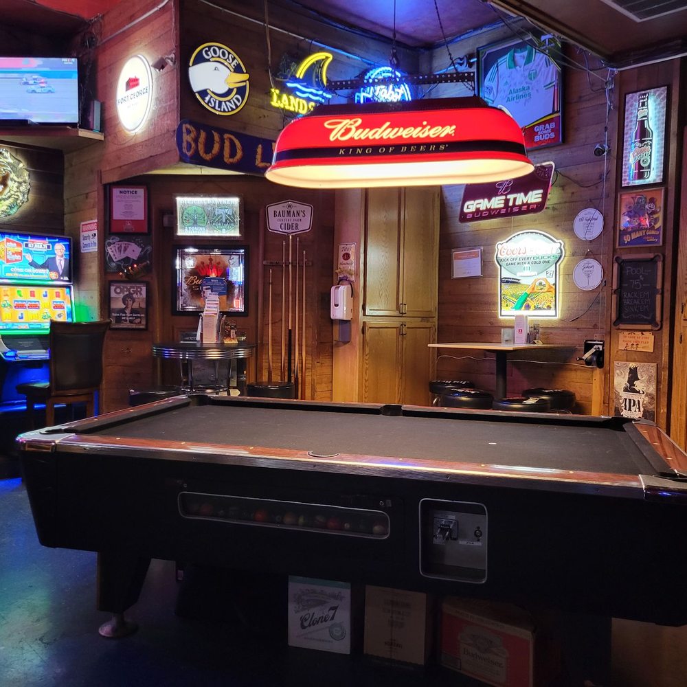 Firehouse Pub - Pool table - Pubs Near Me - Lake Oswego, Oregon