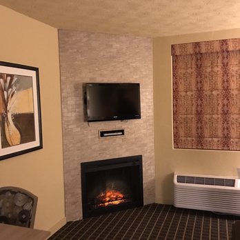 Patriots Inn - Electric Fireplace - Resorts Near Me - Williamsburg, Virginia