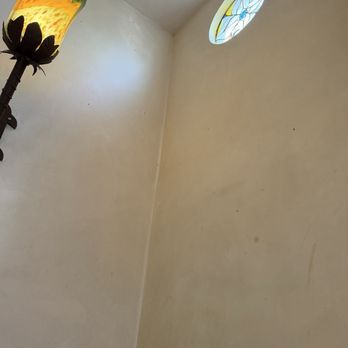 Los Agaves - Dirty wall & flies - Tacos Near Me - Santa Barbara, California
