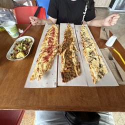 Ustalar Pide Salonu - Drei verschiedene Pide probiert. Alle waren sehr lecker. Preis Leistung top!