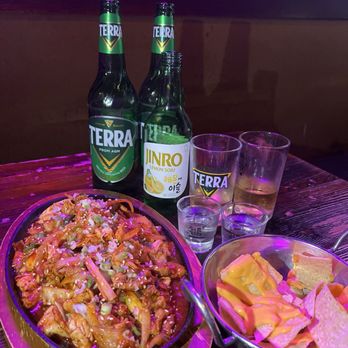 Zoomak - complimentary nachos and cheese with some chili's, spicy bulgogi pork/chicken I think - Korean Near Me - Buena Park, California