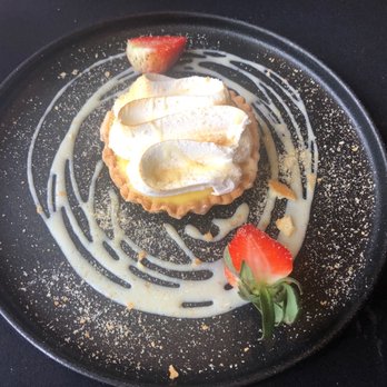 Restaurant Le Graffiti - a dessert on a black plate - Italian Near Me - Quebec City, Quebec Restaurant Le Graffiti - a dessert on a black plate - Italian Near Me - Quebec City, Quebec