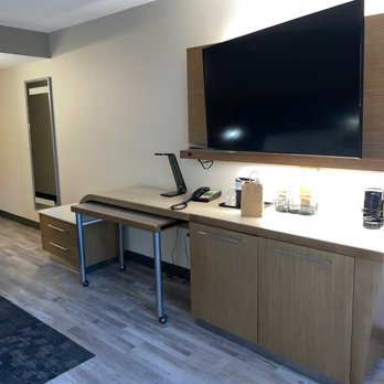 Courtyard by Marriott Newport News Yorktown - Desk & TV & Storage - Hotels Near Me - Yorktown, Virginia