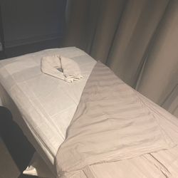 Boyitang Acupuncture & TCM Clinic - Massage bed