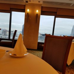 香港銀行家會所 - Trying to take a picture of the view while trying to look professional and not sneaky