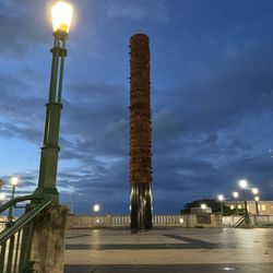Plaza del Quinto Centenario - Column
