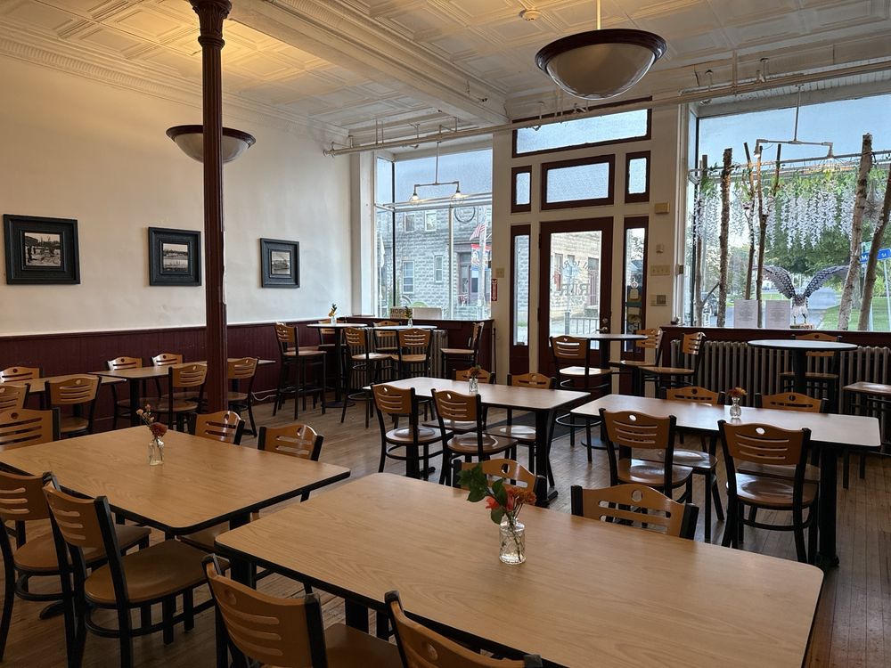 Rail To River Brewing Logo