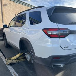 They remove the tire They remove the tire