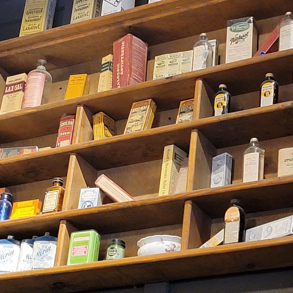 Cracker Barrel Old Country Store - Inside Decor - American Near Me - Council Bluffs, Iowa
