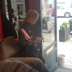 Tango y Vinos - Waiters on their mobile phone
