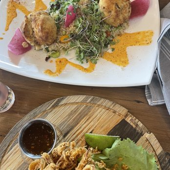 Blackwall Hitch - Crab cake entreé - New American Near Me - Baltimore, Maryland