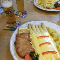 Zoki's Brauhaus - Essen wegen Spargelwoche sieht echt lecker, dazu Kölsch fantastisch, würde jeden empfehlen, dorthin zu gehen