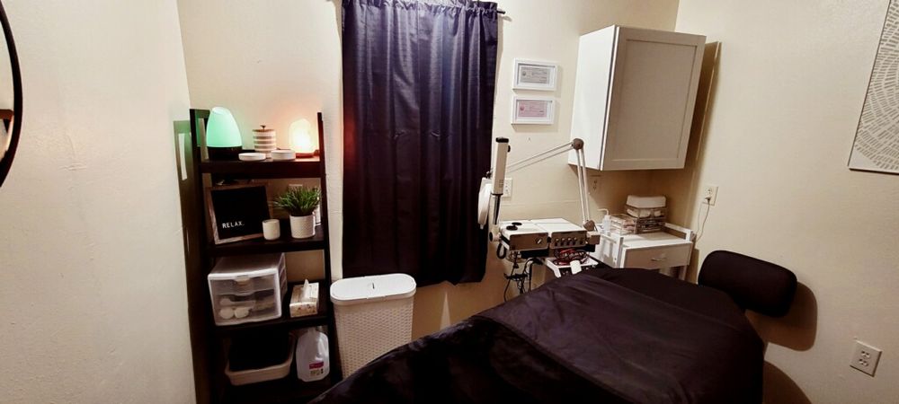 Slay Beauty Salon and Spa Logo