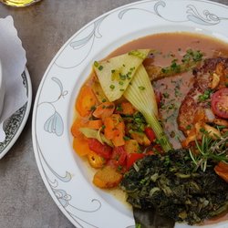 Hirschen Staufen - Kalbssteak mit Pfifferlingen, Gemüse, und Semmelknödel