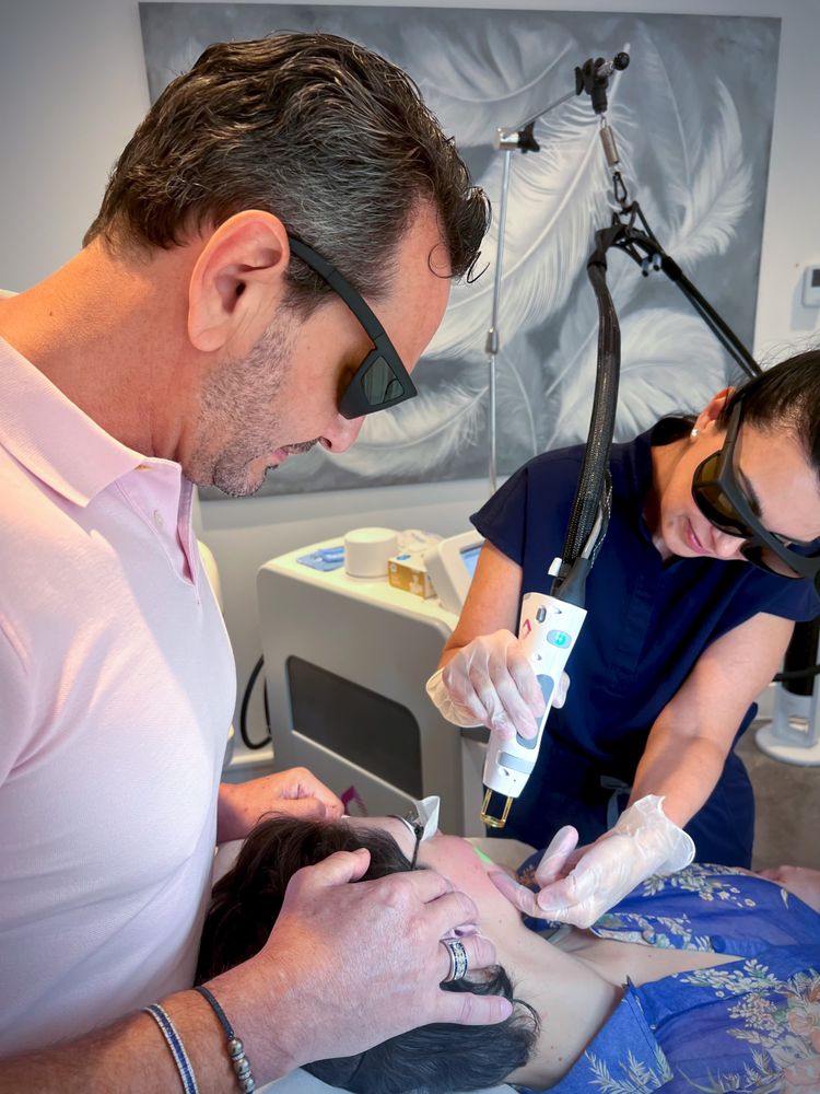 Leonel Calderón, MD