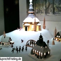 Museum Göltzsch - Erzgebirgische Lichterhäuser mit Seiffener Kirche