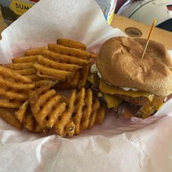 Hunters Bar & Grill - Jalapeño Popper Burger