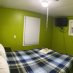 Lighthouse Cabins - Single Queen Bedroom
