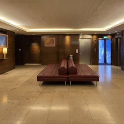 Hotel NH Vienna Airport Conference Center - Restrooms to the left and right