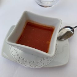 Le Moulin de la Camandoule - Amuse bouche gaspacho dans le menu déjeuner