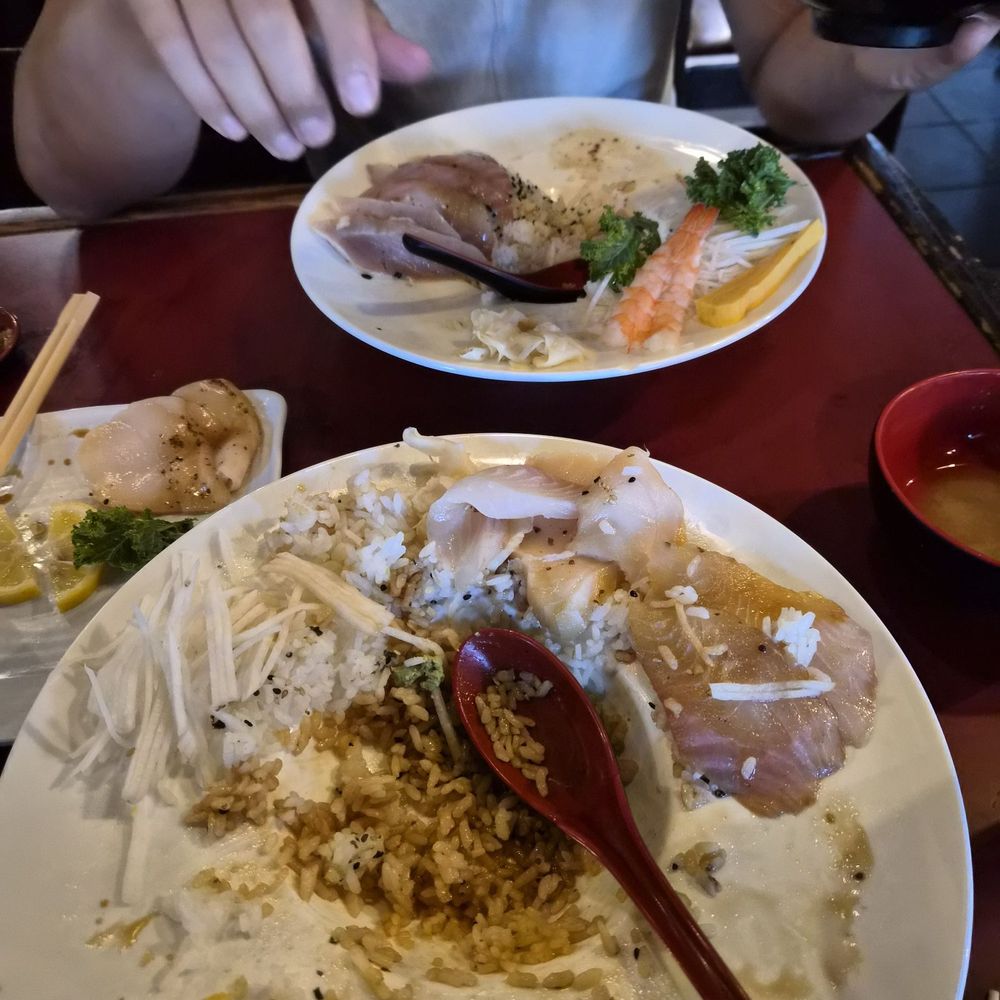 Chirashi bowl with hot fresh rice. No seasoning Chirashi bowl with hot fresh rice. No seasoning