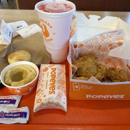 3Pc Signature Chicken Combo, with mashed potatoes and gravy, apple pie ,biscuit , drink 3Pc Signature Chicken Combo, with mashed potatoes and gravy, apple pie ,biscuit , drink
