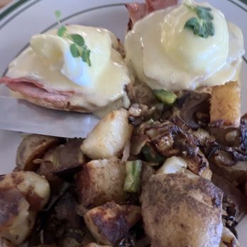 Art's Corner Cafe - Eggs Benedict - Breakfast & Brunch Near Me - Ventura, California Art's Corner Cafe - Eggs Benedict - Breakfast & Brunch Near Me - Ventura, California