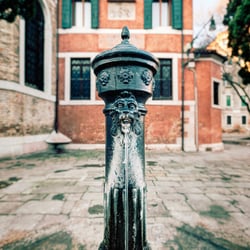 Fontane Pubbliche di Venezia - Drinking fountain in Venice (photo by W. Brian Duncan)