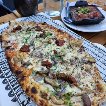 Von's 1000Spirits - Flatbread mushroom pizza! - New American Near Me - Seattle, Washington