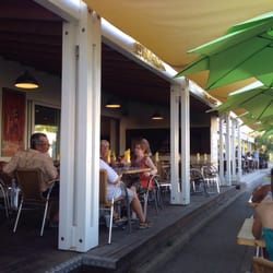 Restaurant La Plagette - La terrasse, avec tout au fond, un gros barbecue !