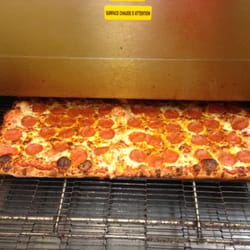 Fox's Pizza Den