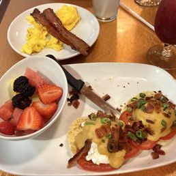 Bacon & Grilled Tomato Benedict Bacon & Grilled Tomato Benedict