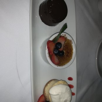 Ruth's Chris Steak House - 3 mini combo - chocolate cake, creme brûlée y cheesecake con raspberry sauce. Yesssss!!! - Steakhouses Near Me - Cancún, ROO
