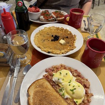 Cafe This Way - Corned beef hash, ricotta toast, blueberry pancake. - New American Near Me - Bar Harbor, Maine Cafe This Way - Corned beef hash, ricotta toast, blueberry pancake. - New American Near Me - Bar Harbor, Maine
