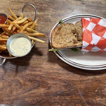 AhbA - BLT w/ Spicy Fries - Breakfast & Brunch Near Me - Laguna Beach, California