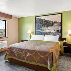 Super 8 by Wyndham Uniontown PA - Guest room
