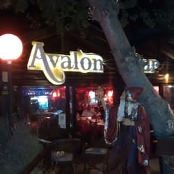 Avalon - Ingreso. Mesas al aire libre