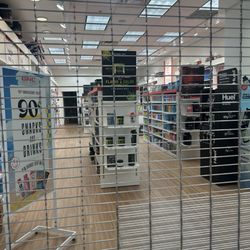 Gnc - Storefront. 1156am on a Wednesday.