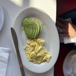 Goody's Cafe - Fluffy eggs & avacado