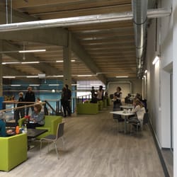 Airhop Trampolinpark - Loungebereich vor dem Café
