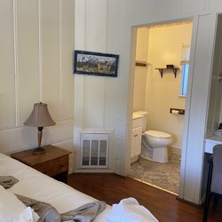 Lake Shasta Lodge - Queen reg room