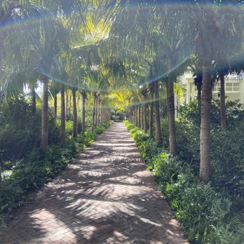 Isla Bella Beach Resort - Walkway between rooms and facilities - Resorts Near Me - Marathon, Florida Isla Bella Beach Resort - Walkway between rooms and facilities - Resorts Near Me - Marathon, Florida