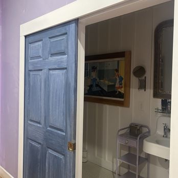 Metro Hotel & Cafe - Doorway to bathroom - Hotels Near Me - Petaluma, California Metro Hotel & Cafe - Doorway to bathroom - Hotels Near Me - Petaluma, California