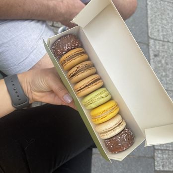 Ladurée - 8 pack box of macaroons - Macarons Near Me - Paris, 75